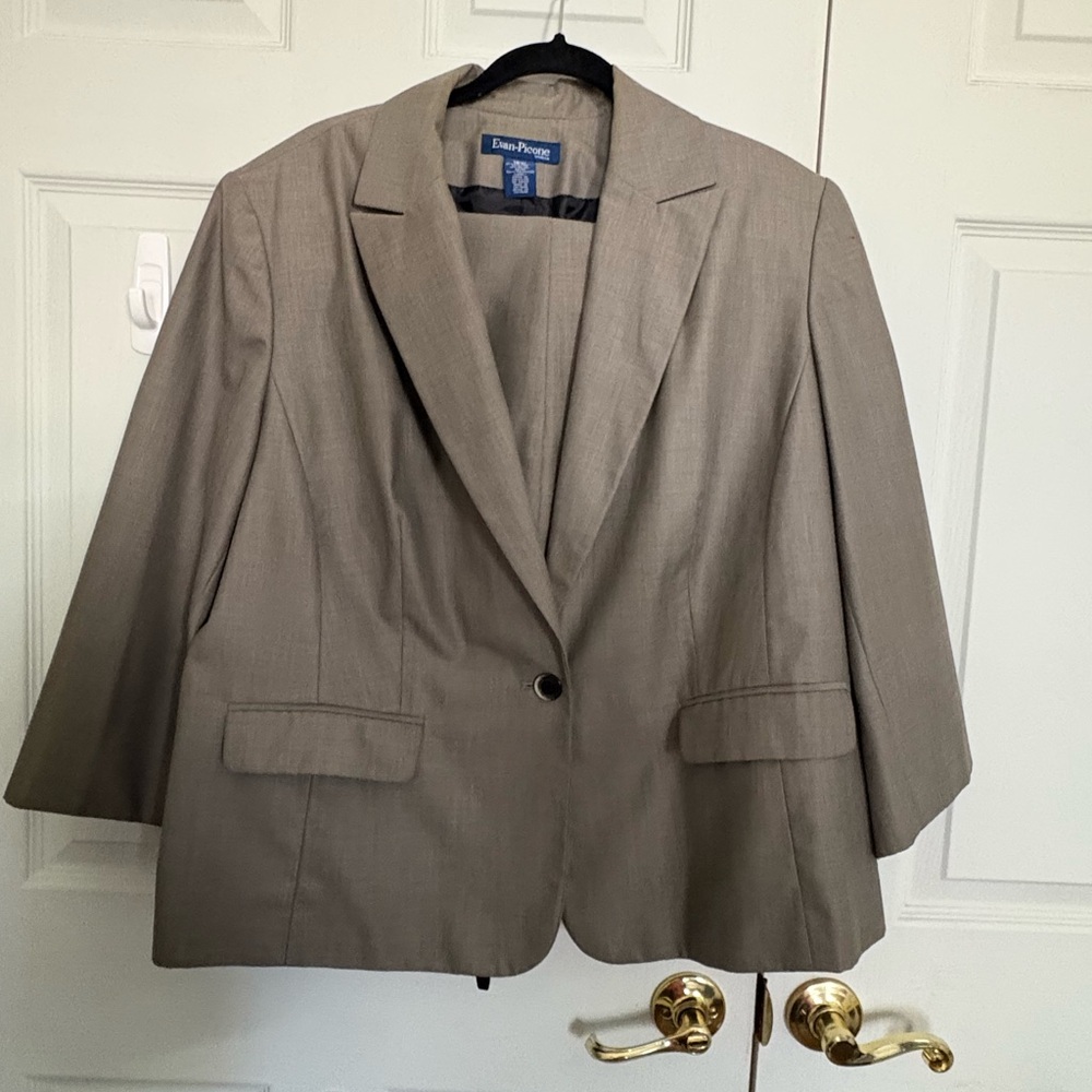 Evan-Picone Woman’s Pant Suit
